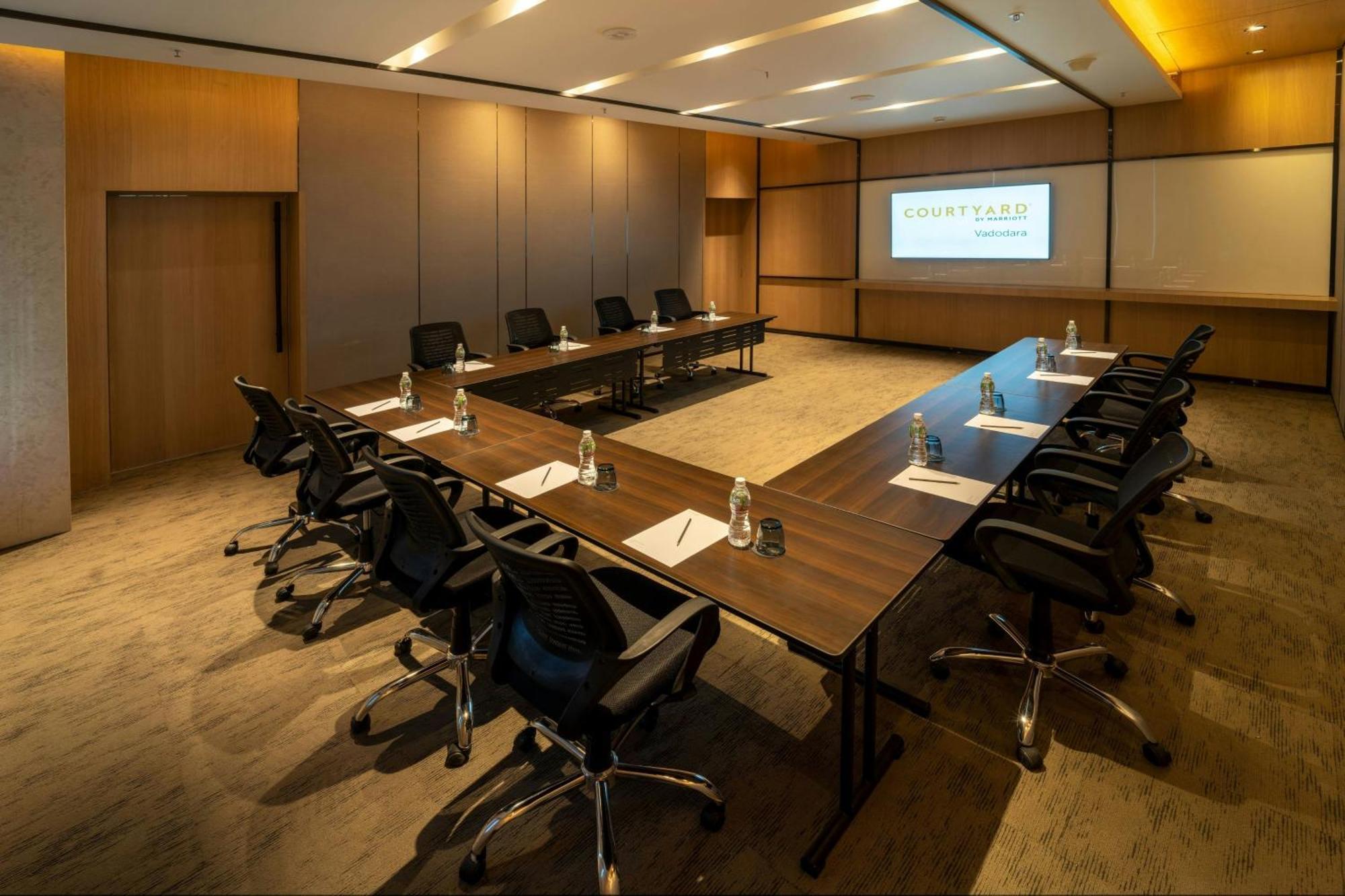 Courtyard By Marriott Vadodara Buitenkant foto