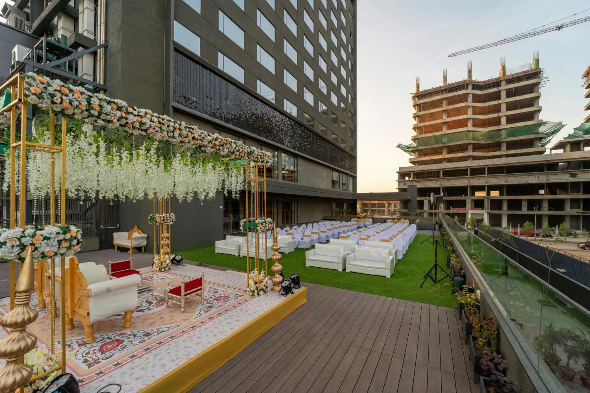 Courtyard By Marriott Vadodara Buitenkant foto