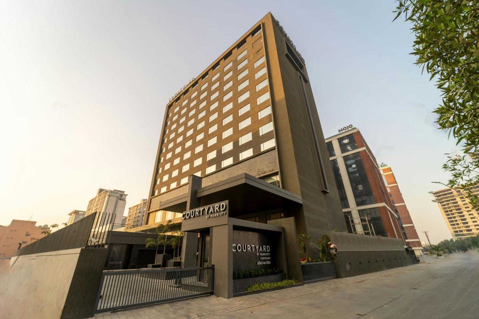 Courtyard By Marriott Vadodara Buitenkant foto